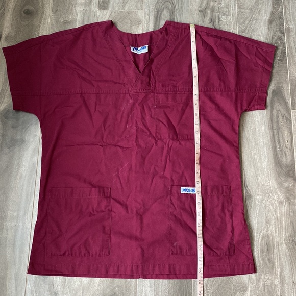 Women’s Mobb Scrub Top - burgundy - Picture 2 of 6